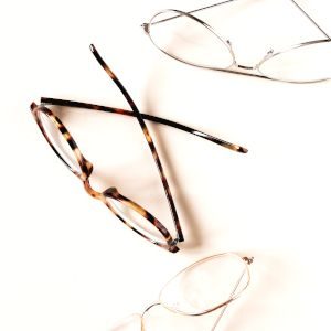 Sekundenkleber von Brillenglas entfernen