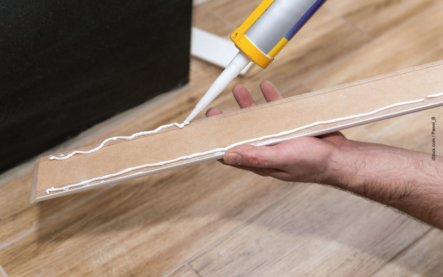 Sockelleisten kleben [Anleitung] Sockel und Fußleisten mit Montagekleber